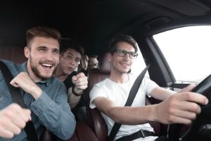 Passeggero senza cintura: chi ne risponde?