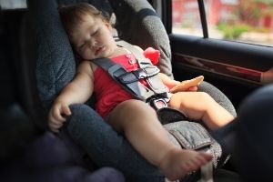 Seggiolini antiabbandono in auto, cosa dice la legge