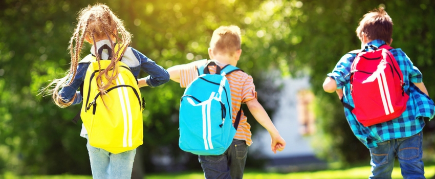 Bambini che vanno a scuola