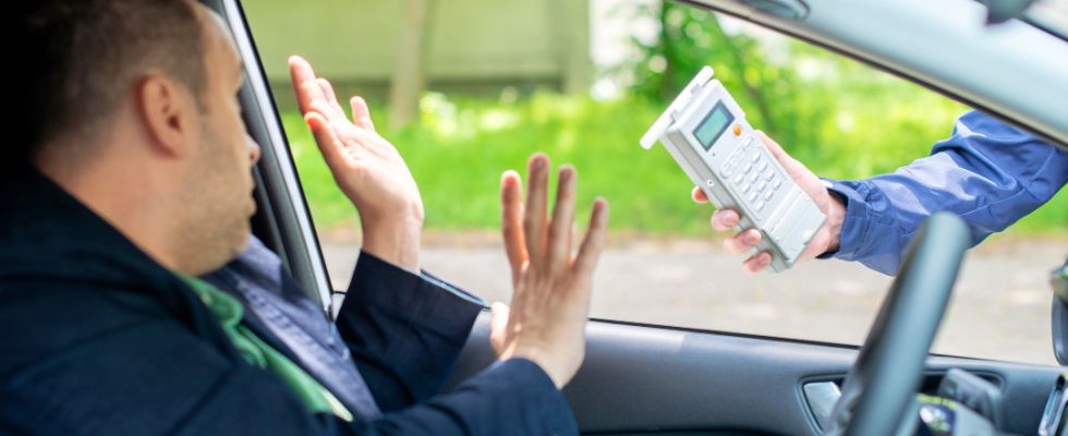 Uomo alla guida che rifiuta di fare l'alcoltest