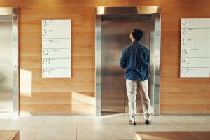 Ascensore 300x200 Persona in piedi in un atrio, inattesa davanti alla porta di un ascensore
