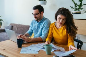 Se i coniugi hanno residenza diversa, chi paga l’IMU?