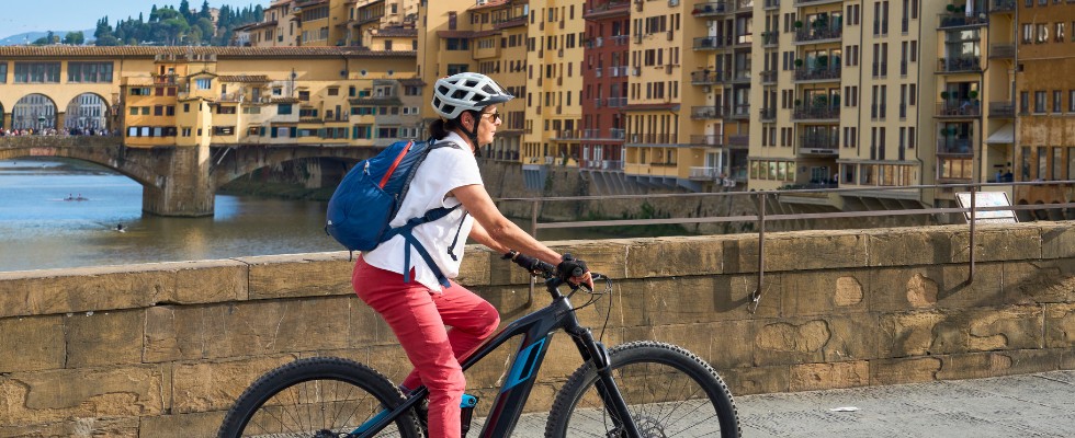 Ebike 980x400 Donna che pedala su una bici elettrica