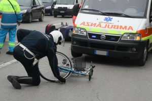 Incidente 300x200 Vigile che fa rilievi per un incidente
